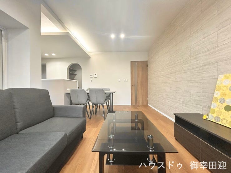 ■安らぎと笑顔の中心地■陽光が優しく降り注ぎ、会話が自然と弾む。ここでは、毎日が特別な時間へと変わります。