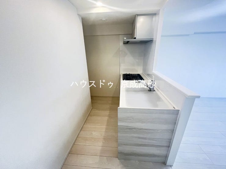 キッチンスペースは明るい空間に!細部にまで施された上質なアイテムが快適な日常生活を叶えてくれます。お料理もしやすく、お子様の様子を見ながら家事も出来ます!