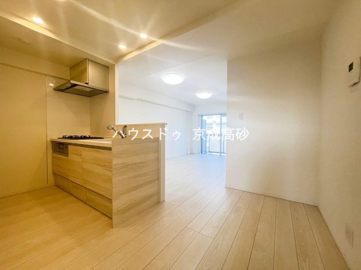 女性に人気の対面キッチン。お料理しながらご家族とのコミュニケーションが取れるのは対面だから出来ること。小さいお子様を見守りながらの家事は安心ですよね!