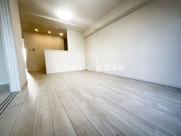 明るく開放的な空間が広がるリビングダイニング。室内には豊かな陽光が注ぎ込み、爽やかな住空間を演出。ホームパーティーでもゲストと一緒に料理を楽しみながら楽しい時間を過ごせそうですね。