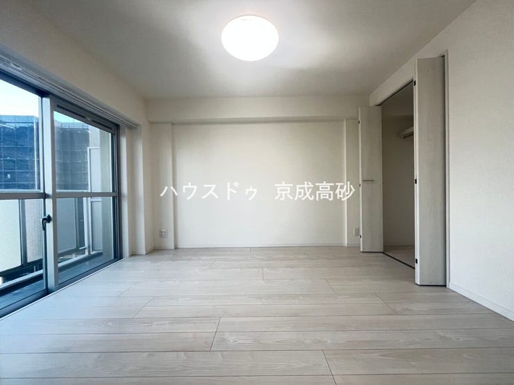 大きな窓からは快適な光を取り入れ、通気性能を上げる事で居心地の良い空間を演出してくれます。