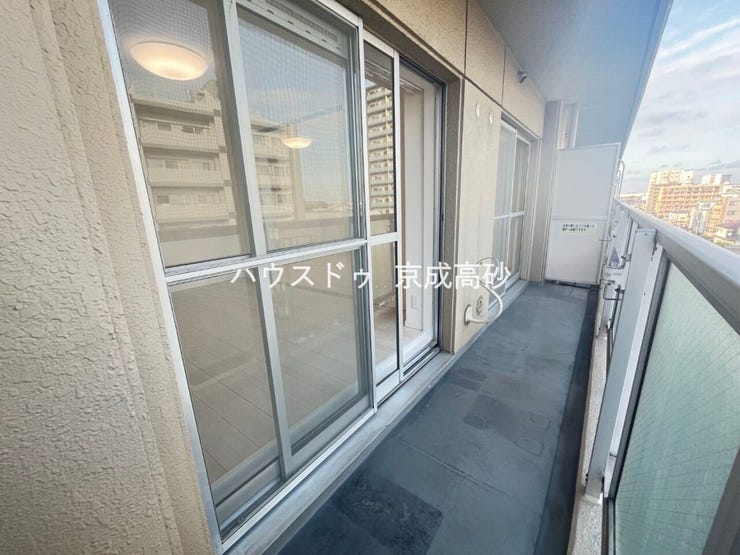 暖かい陽ざしが差込むバルコニー。晴れた日には洗濯物が良く乾きます。風通しも良好です。