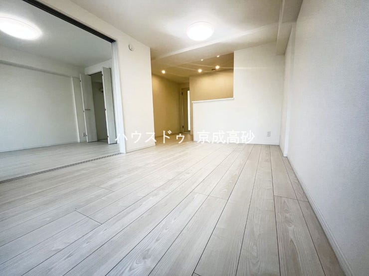 【リビング】
広々としたLDKは、家具のレイアウトも自由自在なので、ご家族の理想のスペースが作り上げられます。素敵なインテリアに囲まれた、自分好みの空間を。