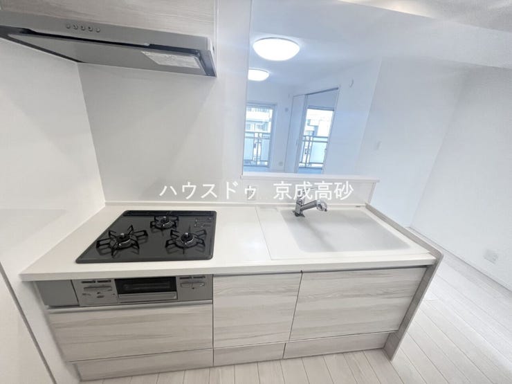 女性に人気の対面キッチン。お料理しながらご家族とのコミュニケーションが取れるのは対面だから出来ること。小さいお子様を見守りながらの家事は安心ですよね!