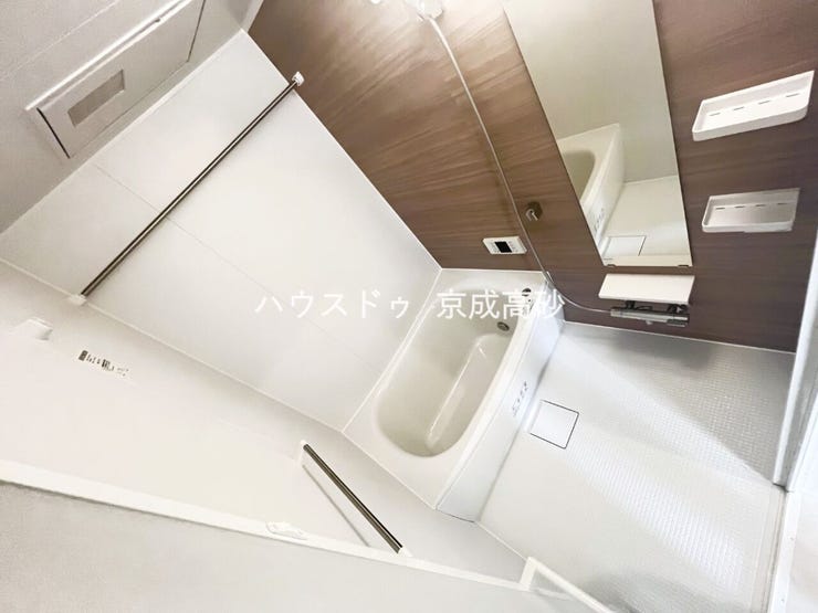 広い浴槽で足を伸ばせば1日の疲れも癒されます。落ち着いた雰囲気で、毎日のバスタイムが楽しみになりそうです。