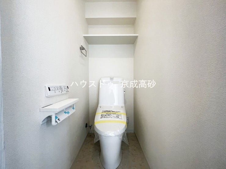 お掃除しやすい素材と機能にこだわったトイレはいつまでもキレイが続きます。少ない水量で洗浄できる、環境にもお財布にもやさしいエコなトイレです。