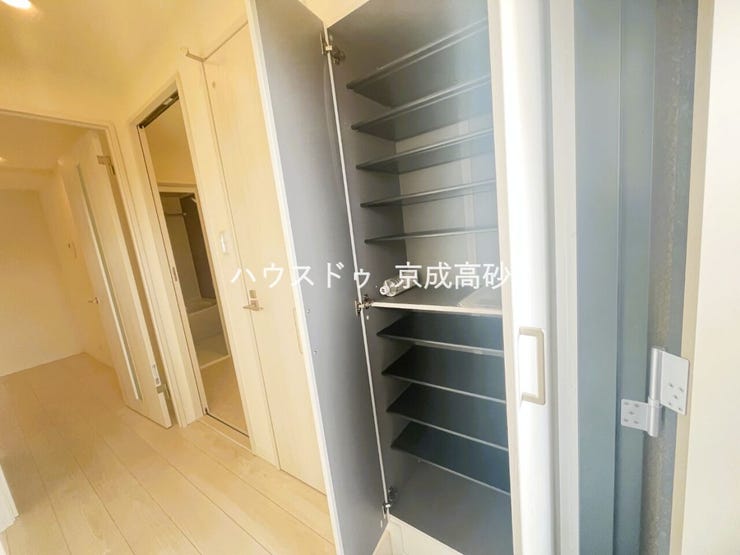 物入が玄関にあり、靴以外の収納も沢山できます。いつでも玄関をスッキリと片付けられ、身支度を簡単に済ませるにも最適です。