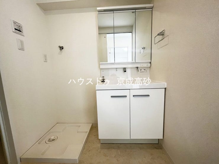 十分な大きさの洗面台は収納もさる事ながら、身だしなみチェックや歯磨きなど、朝の慌ただしい時間でもゆとりあるスペースで余裕を感じていただけます。