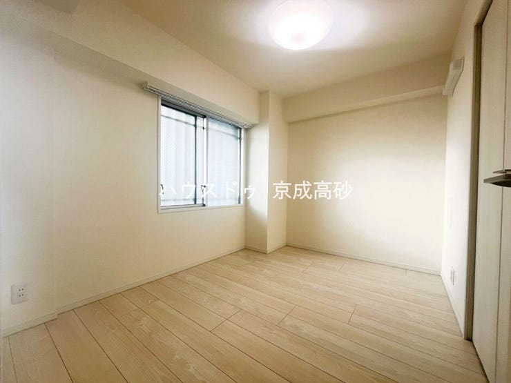 お子様の成長と共に「住まい方」も変化していきます。居室にはクローゼットを完備し、自由度の高い家具の配置が叶うシンプルな空間です。