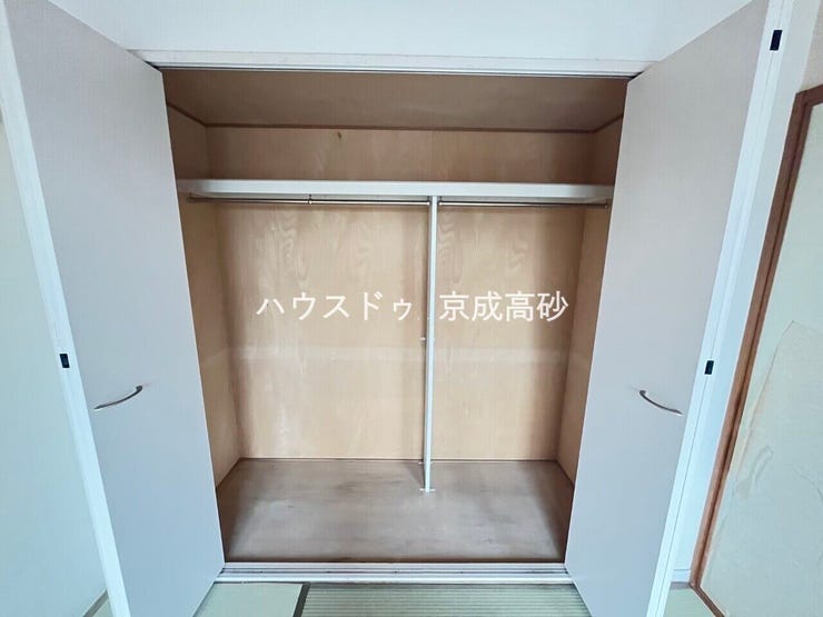 洋服やバッグを見やすく・取り出しやすく、慌ただしい朝もコーディネートを決めやすくなります。