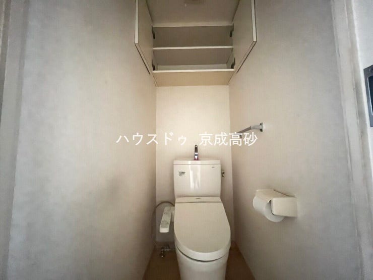 トイレは快適な温水洗浄便座付です。手洗い一体型のトイレ設備はスペースの節約ができ、ゆったりとした空間が確保できます。節水も期待できますね。