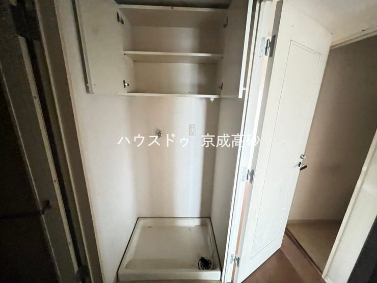 洗濯機置き場になります。収納スペースもあります。