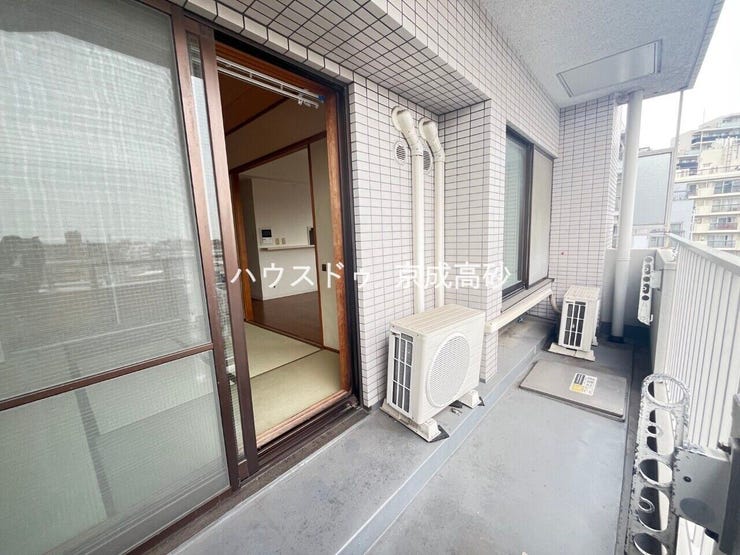 暖かい陽ざしが差込むバルコニー。晴れた日には洗濯物が良く乾きます。風通しも良好です。