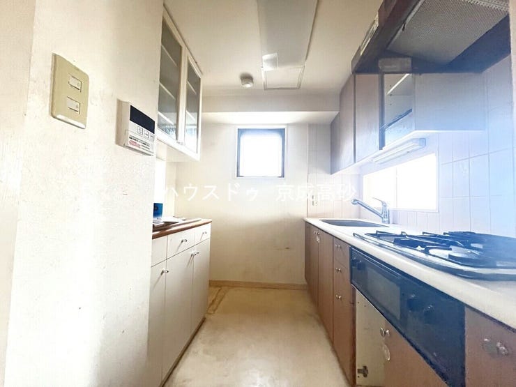 壁付け式で収納スペースを確保でき、作業スペースが広く、複数人でお料理が楽しめますね。