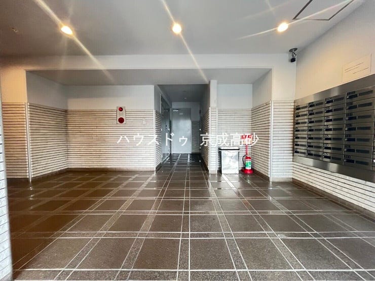 上品で清潔感があるエントランスは住人やゲストを迎え入れ、そして送り出す場にふさわしい上質な空間です。プライベート感が高まるシックな装いのエントランス。