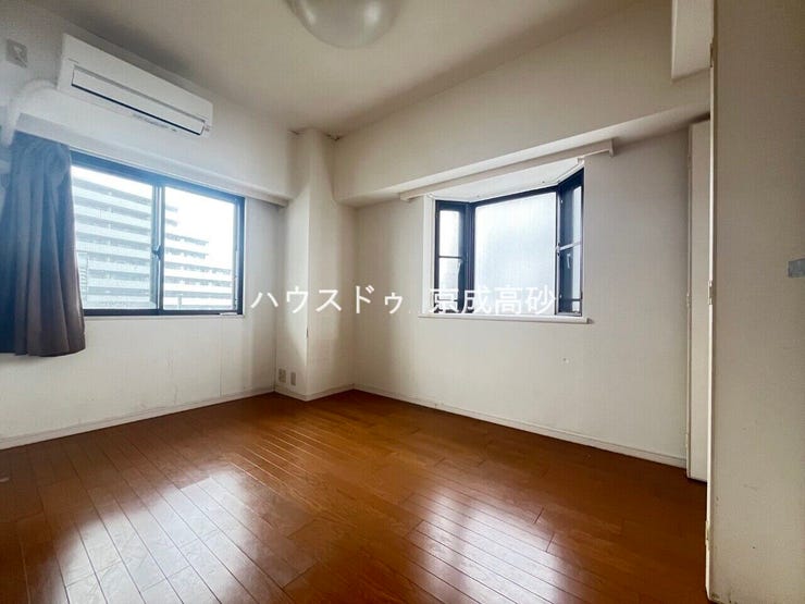 寝室は2面採光でとっても明るいお部屋です。お日様の光がサンサンと入るお部屋は気持ちがいいですね!