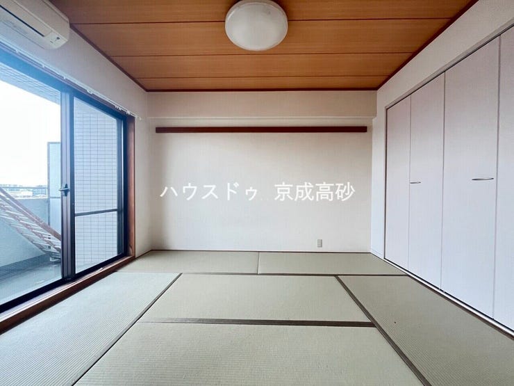 続き間の和室は、くつろぎ空間として、来客時は客間にもなります!畳の上でゴロゴロするのも良いですね。