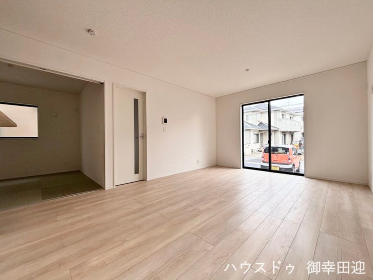 ■安らぎと笑顔の中心地■陽光が優しく降り注ぎ、会話が自然と弾む。ここでは、毎日が特別な時間へと変わります。