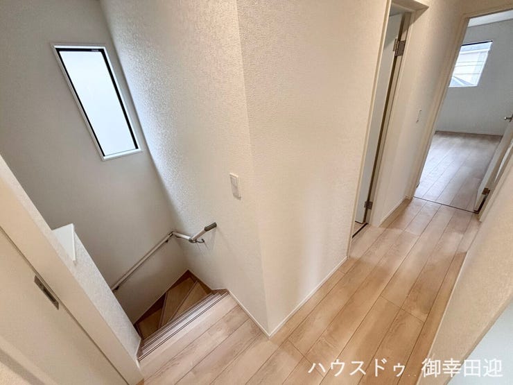 ■暮らしを繋ぐ、明るい動線■採光窓から光が差し込み、足元を優しく照らす。安全で快適な、家族の生活を支える縦の繋がりです。