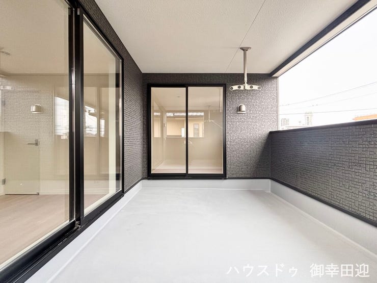 ■空の下の開放的な特等席■日光浴や読書、外の空気を感じながらリフレッシュ。暮らしを豊かにする、もう一つの心地よい空間です。