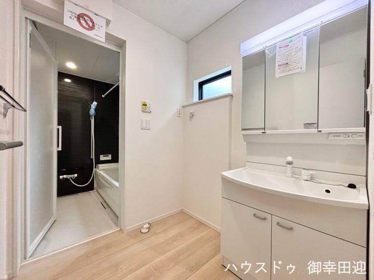 ■清々しいリフレッシュ空間■自分を磨き、気持ちを切り替える。心地よい光が差し込むプライベートスペース。