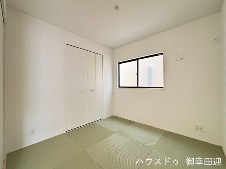 ■1階5.0帖和室■ゲストをもてなし、昼寝や家事にも使える、畳のぬくもりが心地よい多目的万能スペース。