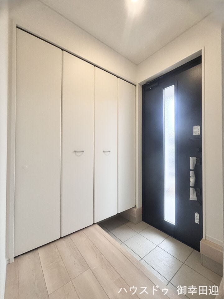 ■「ただいま」の安堵をくれる場所■訪れる人を迎え入れ、帰るたびにホッと一息つける、明るく機能的なエントランス。