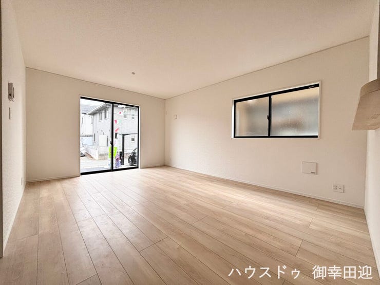 ■安らぎと笑顔の中心地■陽光が優しく降り注ぎ、会話が自然と弾む。ここでは、毎日が特別な時間へと変わります。