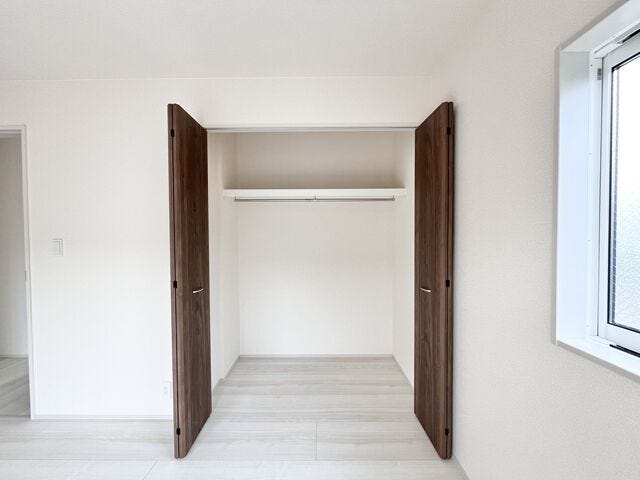 ハンガーパイプ付なので衣類にしわを付ける事なくすっきり収納が可能。