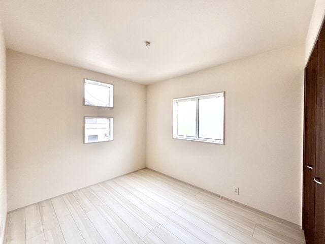 5.2帖洋室:2面採光なので日当たり、風通しともに良好です。北側のお部屋は優しい日差しが入るのでゆったりと読書などを楽しむことができそうです。