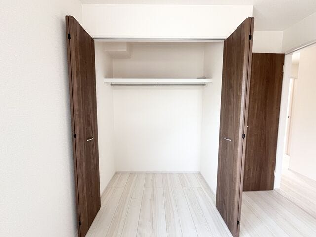 新たに家具を買わなくても良いので、ハンガーパイプ付きのクローゼットは嬉しいですね。収納が付いているのでお部屋を広く使う事ができます。