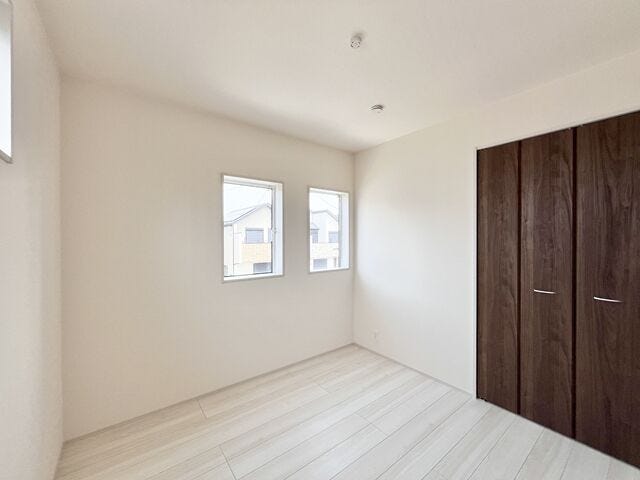 4.5帖洋室:小ぶりなお部屋ですが、収納もしっかりとあるので、お部屋を広く使えます。