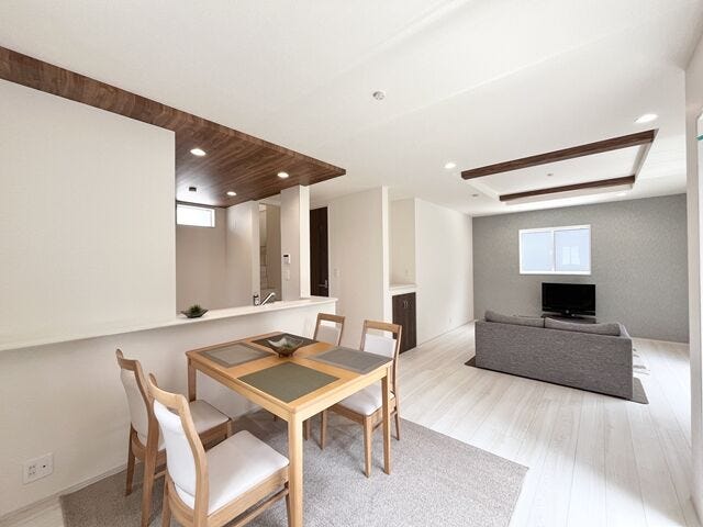 リビング:南側の窓からたっぷりと日差しが降り注ぎます。道路に面していないので、外からの視線が気になりにくくなっています。