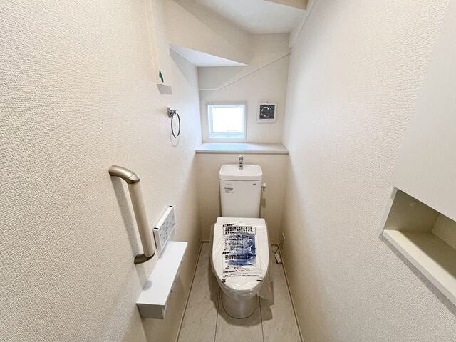 トイレ:窓の下にちょっとした棚と、入り口の近くには収納がありトイレットペーパーのストックやお掃除グッズなどをしまうことができます。
