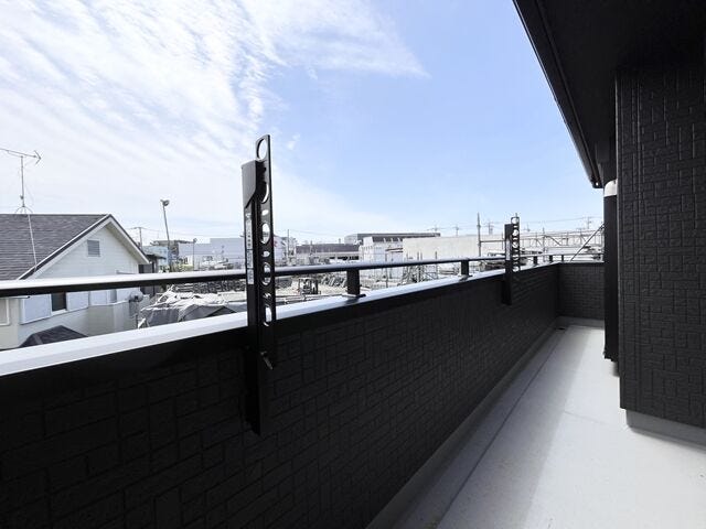 バルコニー:7帖と5.2帖のお部屋から出出入りできる南向きのバルコニーです。晴れた日は気持ちよくお洗濯を干すことができそうですね。