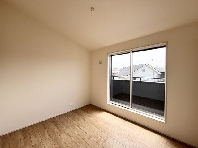 5.2帖洋室:南向きのお部屋なので、たっぷりと日差しが降り注ぎます。