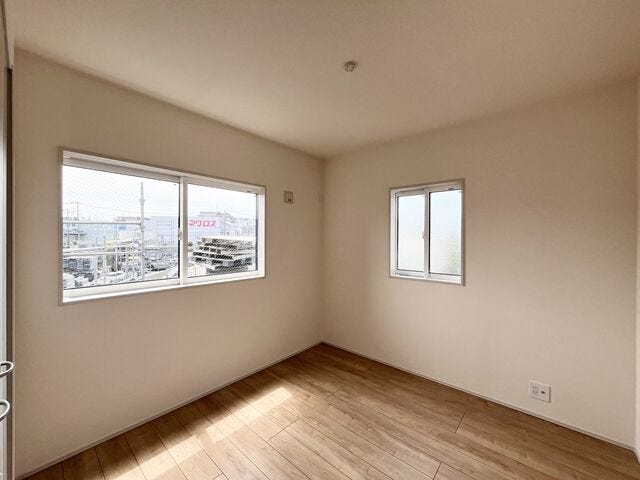 4.5帖洋室:小ぶりなお部屋ですが、収納もしっかりとあるので、お部屋を広く使えます。