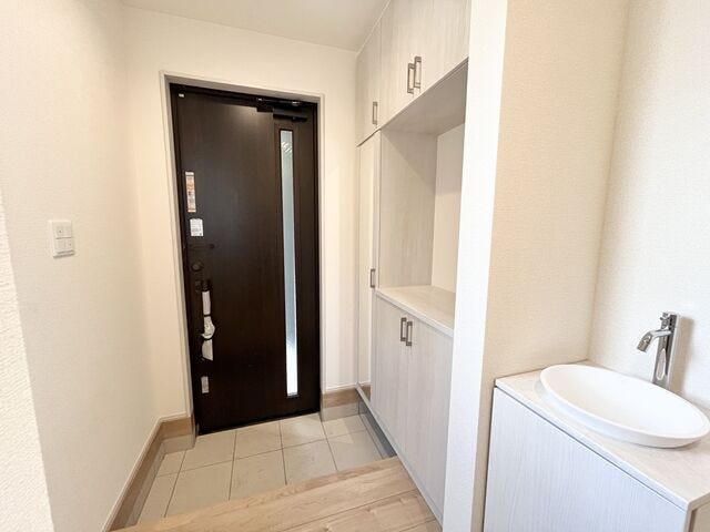 玄関:収納が天井まであるので、ご家族分の靴をすっきりと片付けることができます。小物を飾れるスペースがあるのでオシャレな玄関にすることができます。