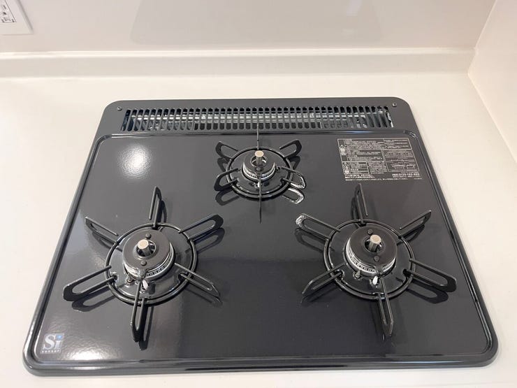 キッチン:使い勝手の良い3口コンロが採用されています。複数の調理が同時にできるのでお料理の時短にも。大きな鍋やフライパンも置くことができます◎