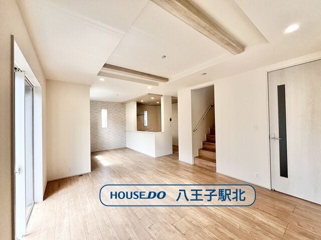 【リビング】
リビング:南側の窓からたっぷりと日差しが降り注ぎます。道路に面していないので、外からの視線が気になりにくくなっています。