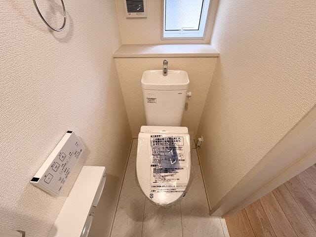 トイレ:ウォシュレット付のトイレになります。ペーパーホルダーも2つ付いています。