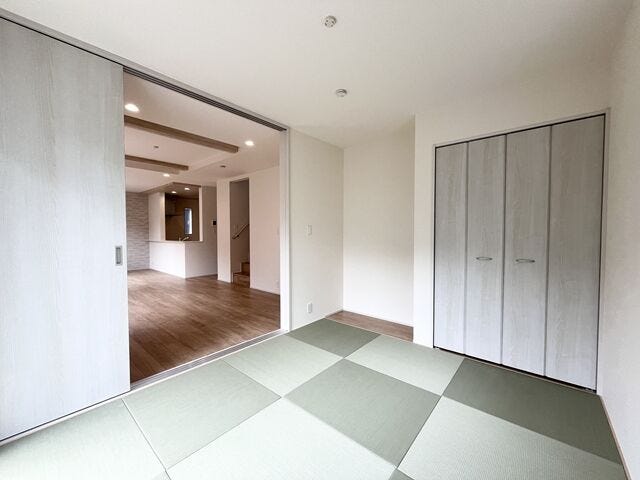 5.6帖和室:リビング隣接の和室です。押入があるので、お部屋を広くお使いいただけます。間仕切りを開ければ陽射しが入り明るい空間になります。