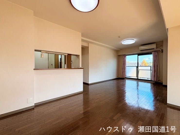 大きな掃き出し窓から自然光が豊富に入り込み、室内全体が明るく、心地よい空間になっています。