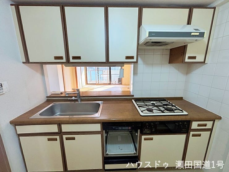 料理中でもリビングの様子が見え、家族や友人と会話を楽しめます。