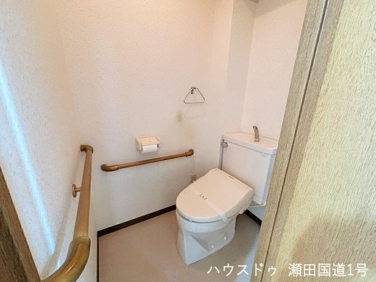 白を基調とした清潔感のあるトイレです。