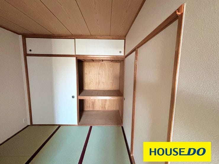 4.5帖和室です。大きな押入れがあり、布団や季節の衣類、大きな荷物などをたっぷりと収納できます。