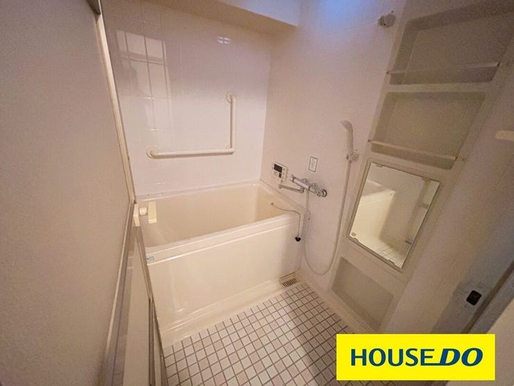 白を基調とした壁や床のタイルは清潔感があり、一日の疲れを癒せる浴室です。