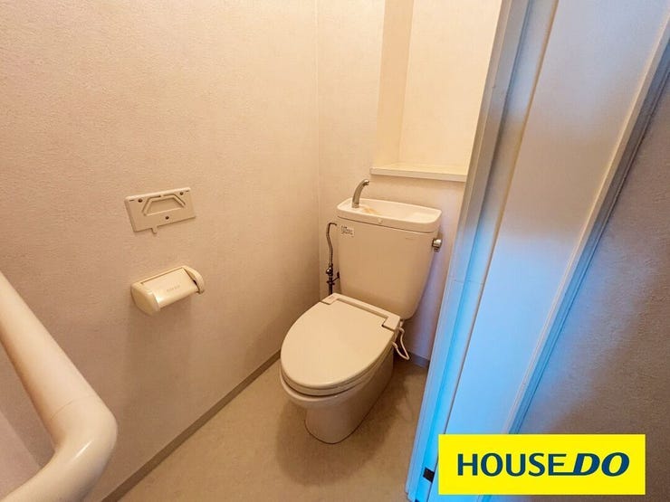 白を基調とした清潔感のあるトイレです。