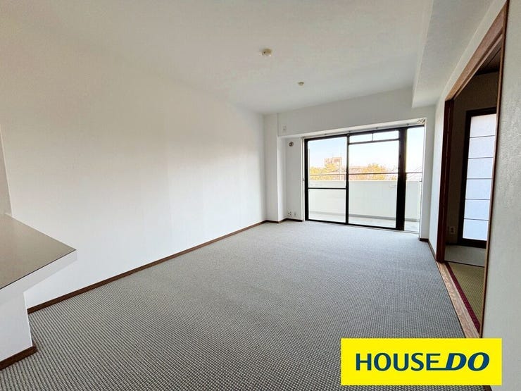 大きな掃き出し窓や小窓から自然光が豊富に入り込み、室内全体が明るく、心地よい空間になっています。