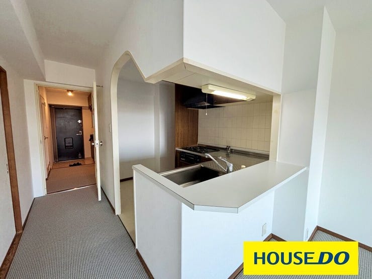 リビング・ダイニングが見渡せるため、料理をしながらでも家族とコミュニケーションが取りやすい配置です。